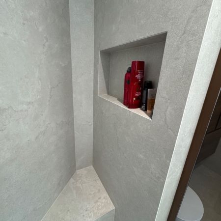 Rénovation complète avec douche à l’italienne et baignoire semi-îlot sous pente