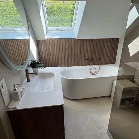 Rénovation complète avec douche à l’italienne et baignoire semi-îlot sous pente