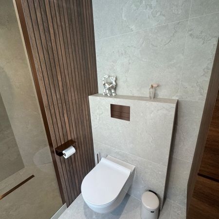 Rénovation complète avec douche à l’italienne et baignoire semi-îlot sous pente