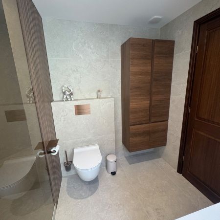 Rénovation complète avec douche à l’italienne et baignoire semi-îlot sous pente