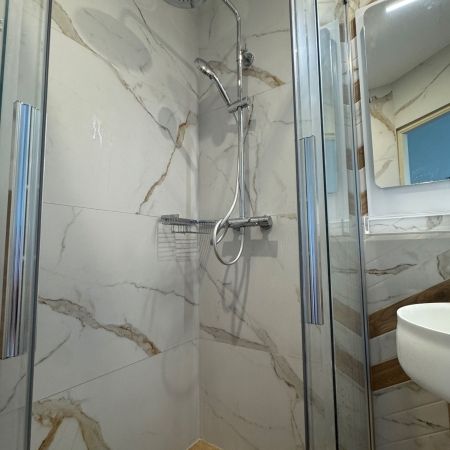 Rénovation d’une salle d’eau d’hôtel au charme marbre et bois