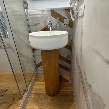 Rénovation d’une salle d’eau d’hôtel au charme marbre et bois