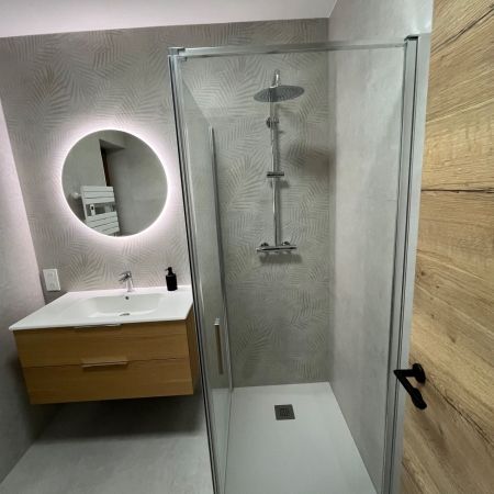 Création d’une salle de bains élégante entre douceur minérale et modernité Création d’une salle de bains élégante entre douceur minérale et modernité