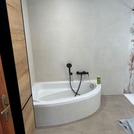 Métamorphose d’une salle de bains avec douche à l’italienne et baignoire conservée Métamorphose d’une salle de bains avec douche à l’italienne et baignoire conservée