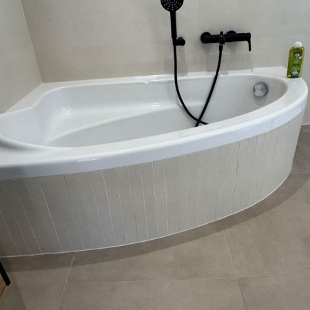 Métamorphose d’une salle de bains avec douche à l’italienne et baignoire conservée Métamorphose d’une salle de bains avec douche à l’italienne et baignoire conservée