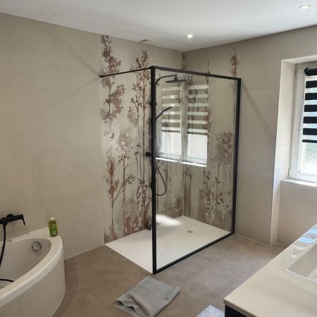 Métamorphose d’une salle de bains avec douche à l’italienne et baignoire conservée Métamorphose d’une salle de bains avec douche à l’italienne et baignoire conservée