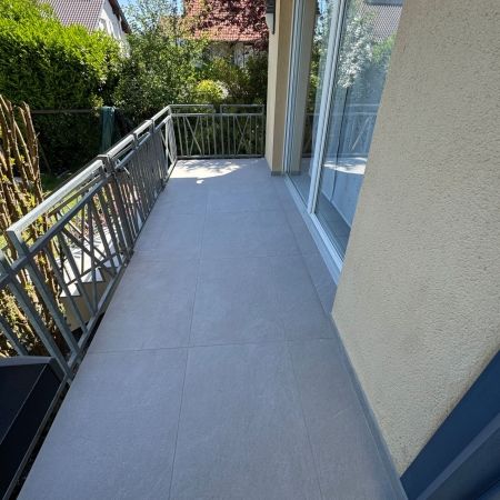 Aménagement de terrasse et balcon en carrelage extérieur grand format effet pierre