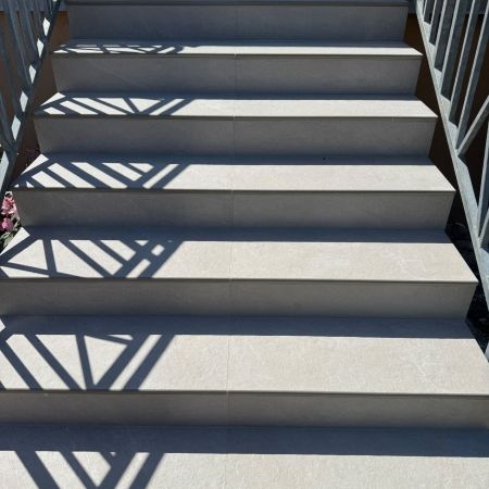Aménagement de terrasse et balcon en carrelage extérieur grand format effet pierre
