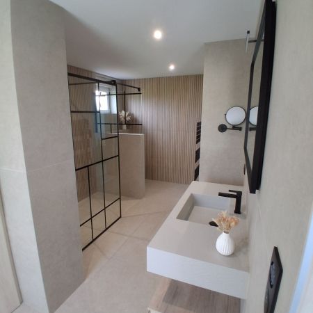 Rénovation de salle de bains contemporaine avec douche à l’italienne et effet tasseaux bois Rénovation de salle de bains contemporaine avec douche à l’italienne et effet tasseaux bois