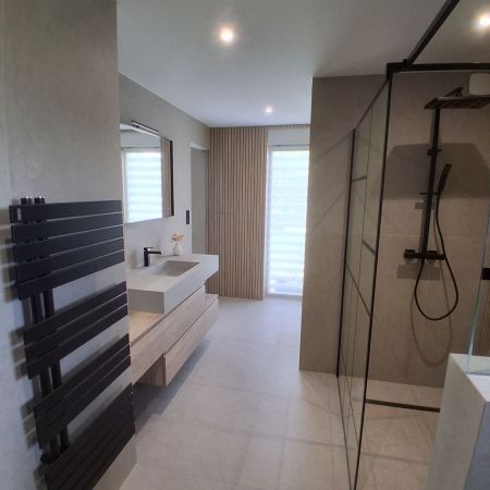 Rénovation de salle de bains contemporaine avec douche à l’italienne et effet tasseaux bois Rénovation de salle de bains contemporaine avec douche à l’italienne et effet tasseaux bois
