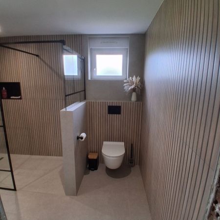 Rénovation de salle de bains contemporaine avec douche à l’italienne et effet tasseaux bois Rénovation de salle de bains contemporaine avec douche à l’italienne et effet tasseaux bois