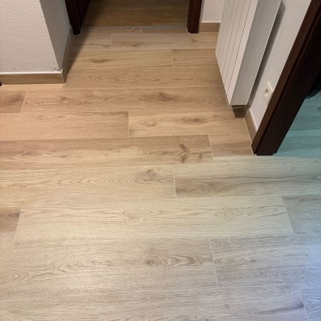 Pose de carrelage effet parquet bois Elisir Royal Beige dans les pièces de vie Pose de carrelage effet parquet bois Elisir Royal Beige dans les pièces de vie