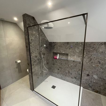 Rénovation de salle de bains moderne avec douche à l’italienne et baignoire design Rénovation de salle de bains moderne avec douche à l’italienne et baignoire design