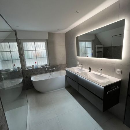 Rénovation de salle de bains moderne avec douche à l’italienne et baignoire design Rénovation de salle de bains moderne avec douche à l’italienne et baignoire design