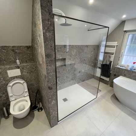 Rénovation de salle de bains moderne avec douche à l’italienne et baignoire design Rénovation de salle de bains moderne avec douche à l’italienne et baignoire design