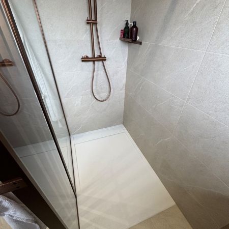 Rénovation de salle de bains moderne avec douche design et finitions or rose brossé Rénovation de salle de bains moderne avec douche design et finitions or rose brossé