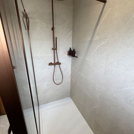 Rénovation de salle de bains moderne avec douche design et finitions or rose brossé Rénovation de salle de bains moderne avec douche design et finitions or rose brossé