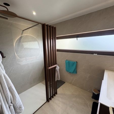 Rénovation de salle de bains moderne avec douche design et finitions or rose brossé Rénovation de salle de bains moderne avec douche design et finitions or rose brossé