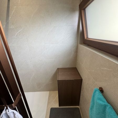 Rénovation de salle de bains moderne avec douche design et finitions or rose brossé Rénovation de salle de bains moderne avec douche design et finitions or rose brossé