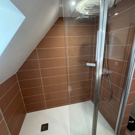 Rénovation de salle de bains sous combles avec douche à l’italienne et WC suspendu Rénovation de salle de bains sous combles avec douche à l’italienne et WC suspendu