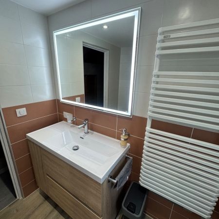 Rénovation de salle de bains sous combles avec douche à l’italienne et WC suspendu Rénovation de salle de bains sous combles avec douche à l’italienne et WC suspendu