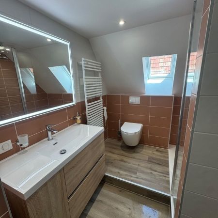 Rénovation de salle de bains sous combles avec douche à l’italienne et WC suspendu Rénovation de salle de bains sous combles avec douche à l’italienne et WC suspendu
