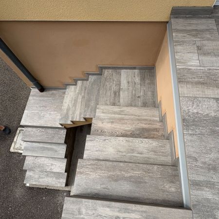 Terrasse et escalier en carrelage extérieur effet bois grisé