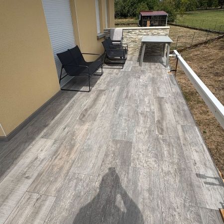 Terrasse et escalier en carrelage extérieur effet bois grisé
