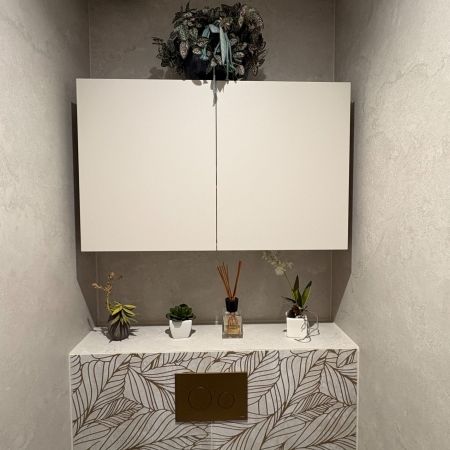 Rénovation de WC suspendu moderne avec plaques XXL effet pierre