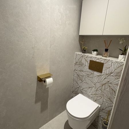Rénovation de WC suspendu moderne avec plaques XXL effet pierre