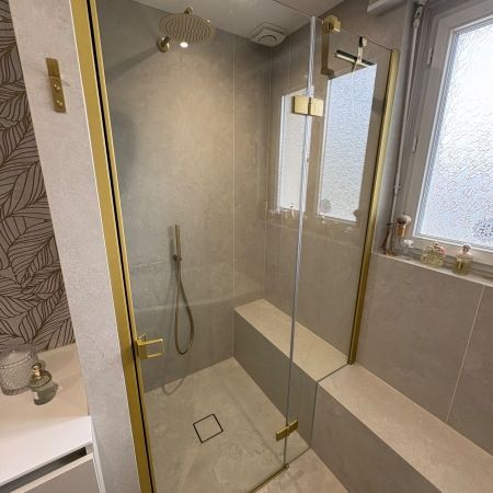 Rénovation de salle de bains avec douche à l'italienne, baignoire et plaques XXL effet pierre