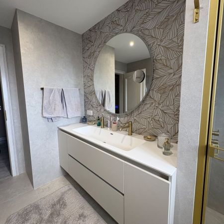Rénovation de salle de bains avec douche à l'italienne, baignoire et plaques XXL effet pierre