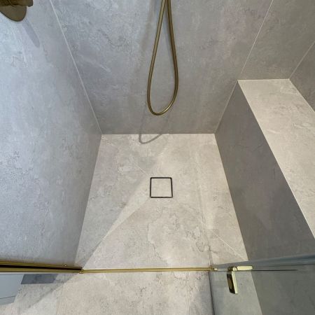 Rénovation de salle de bains avec douche à l'italienne, baignoire et plaques XXL effet pierre