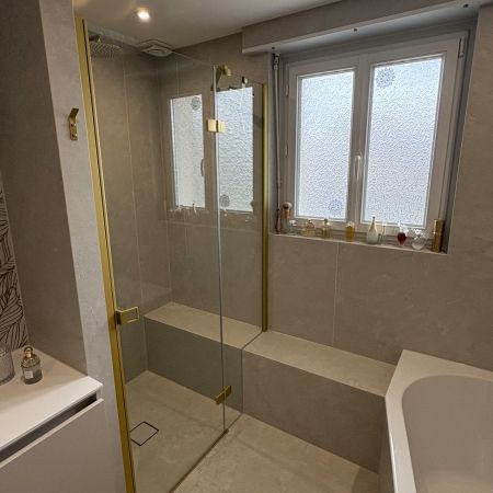 Rénovation de salle de bains avec douche à l'italienne, baignoire et plaques XXL effet pierre