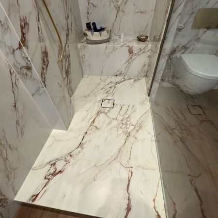 Une salle de bains sous combles élégante entre effet marbre et imitation bois
