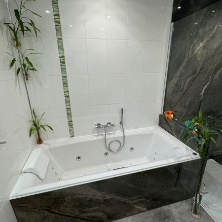 Rénovation d'une salle de bains avec douche à l'italienne et carrelage effet pierre marbré