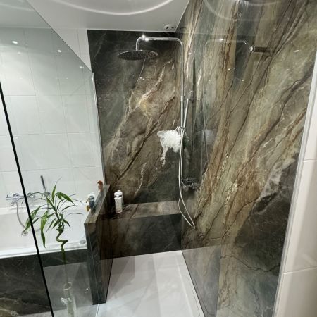 Rénovation d'une salle de bains avec douche à l'italienne et carrelage effet pierre marbré