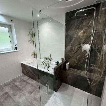 Rénovation d'une salle de bains avec douche à l'italienne et carrelage effet pierre marbré