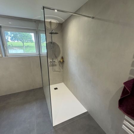 Salle de bains design avec meuble suspendu bois et douche à l'italienne