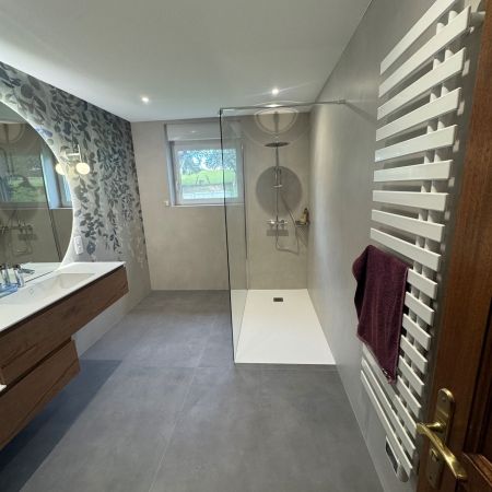 Salle de bains design avec meuble suspendu bois et douche à l'italienne