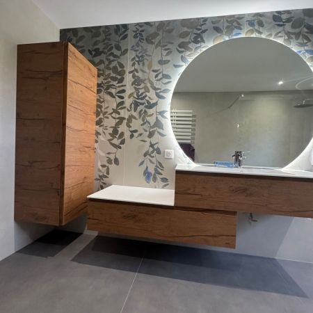 Salle de bains design avec meuble suspendu bois et douche à l'italienne