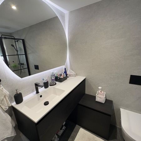 Rénovation contemporaine aux nuances minérales et finitions noires Rénovation contemporaine aux nuances minérales et finitions noires