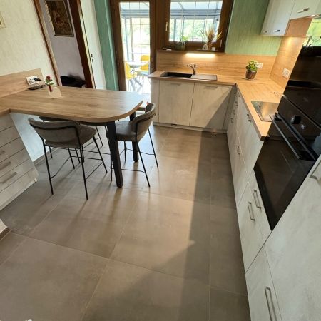 Rénovation d’un sol de cuisine avec un carrelage effet métallisé
