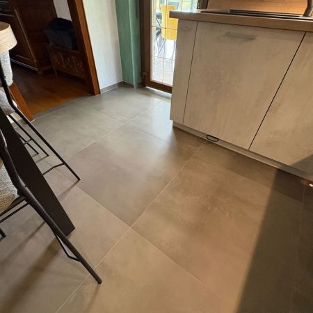 Rénovation d’un sol de cuisine avec un carrelage effet métallisé
