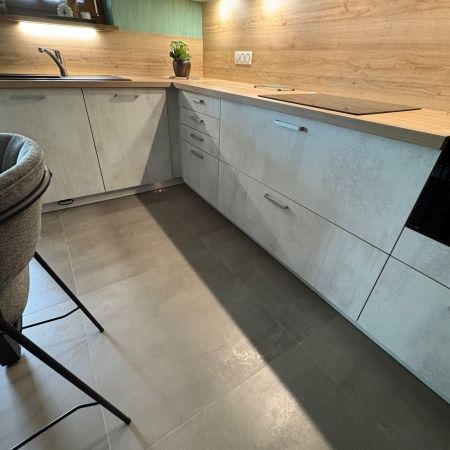 Rénovation d’un sol de cuisine avec un carrelage effet métallisé