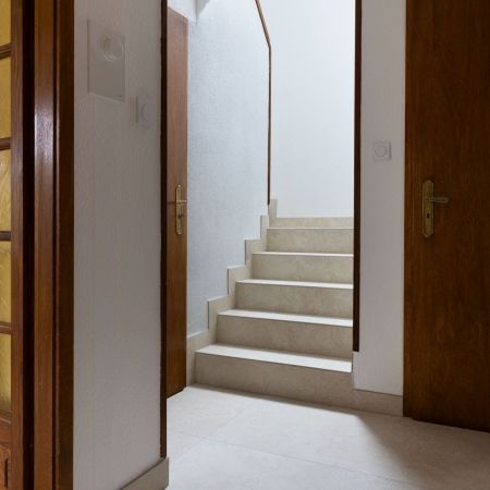 Rénovation des sols et de l'escalier intérieur en carrelage effet travertin Rénovation des sols et de l'escalier intérieur en carrelage effet travertin