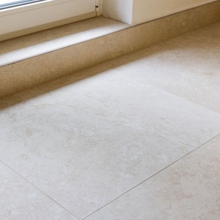 Rénovation des sols et de l'escalier intérieur en carrelage effet travertin Rénovation des sols et de l'escalier intérieur en carrelage effet travertin