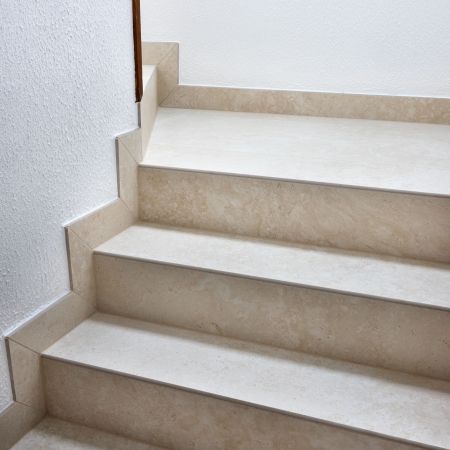 Rénovation des sols et de l'escalier intérieur en carrelage effet travertin Rénovation des sols et de l'escalier intérieur en carrelage effet travertin