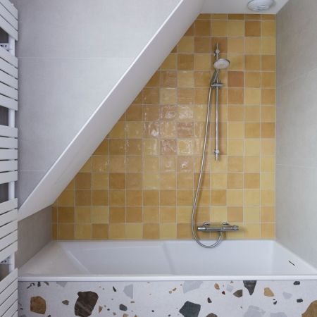 Rénovation d'une salle de bain - terrazzo et touches ocre Rénovation d'une salle de bain - terrazzo et touches ocre