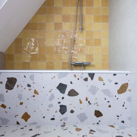 Rénovation d'une salle de bain - terrazzo et touches ocre Rénovation d'une salle de bain - terrazzo et touches ocre